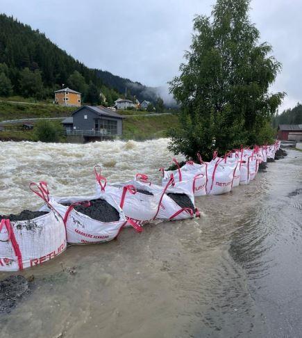 Sandsekker som skal hindre oversvømmelse - Klikk for stort bilde